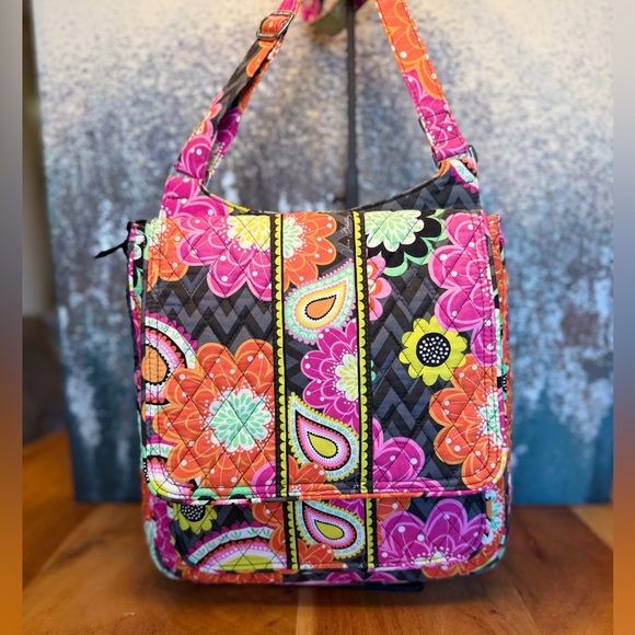 Vera Bradley Handbags - Vera Bradley Retired 2014 Vintage Ziggy Zinnia Floral Crossbody Bag (EUC)